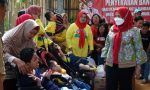 Bunda Eva Berikan Bantuan Kursi Roda bagi Anak Difabilitas