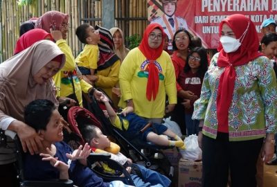 Bunda Eva Berikan Bantuan Kursi Roda bagi Anak Difabilitas