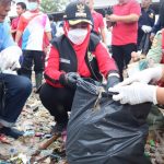 Wali Kota Bandar Lampung Turun Tangan Bersihkan Pantai Suakaraja