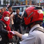 Sambut HUT RI, Wali Kota Bagi-Bagi Bendera