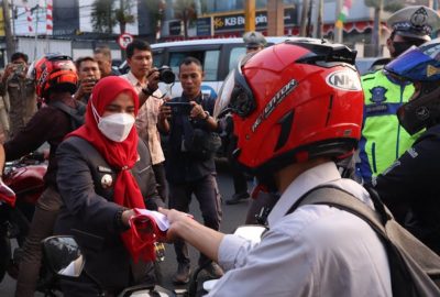 Sambut HUT RI, Wali Kota Bagi-Bagi Bendera