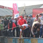 Pemkot dan Lanal Lampung Angkut Sampah di Sungai Gunung Kunyit