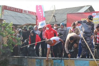 Pemkot dan Lanal Lampung Angkut Sampah di Sungai Gunung Kunyit