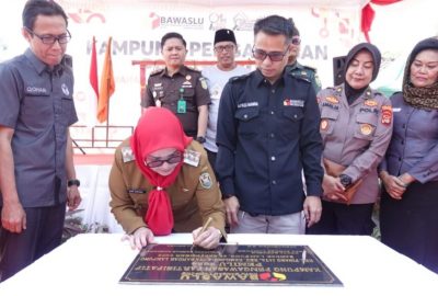 Eva Dwiana Tandatangani Prasasti Kampung Pengawas Partisipatif