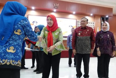 Wali Kota Serahkan 86 SK Purnabakti dan Bantuan Tunai