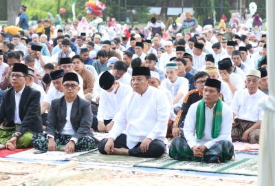 Arinal Djunaidi Laksanakan Shalat Ied di Lapangan Enggal