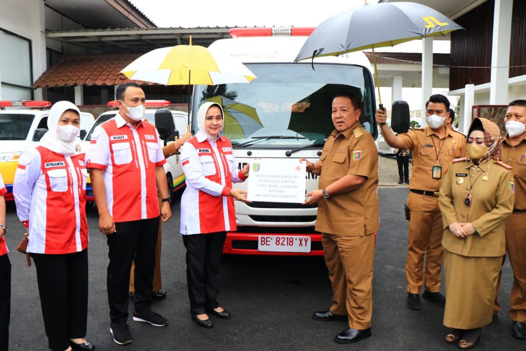 Arinal Djunaidi Serahkan Bantuan 1 Unit Mobil Ambulan Jenazah kepada PMI
