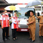 Arinal Djunaidi Serahkan Bantuan 1 Unit Mobil Ambulan Jenazah kepada PMI