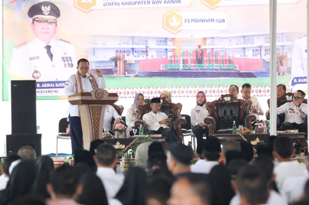Arinal Djunaidi Serahkan Bantuan Paket Sembako dan Kursi Roda kepada Warga Negeri Batin