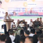 Arinal Djunaidi Serahkan Bantuan Paket Sembako dan Kursi Roda kepada Warga Negeri Batin