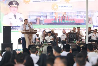 Arinal Djunaidi Serahkan Bantuan Paket Sembako dan Kursi Roda kepada Warga Negeri Batin