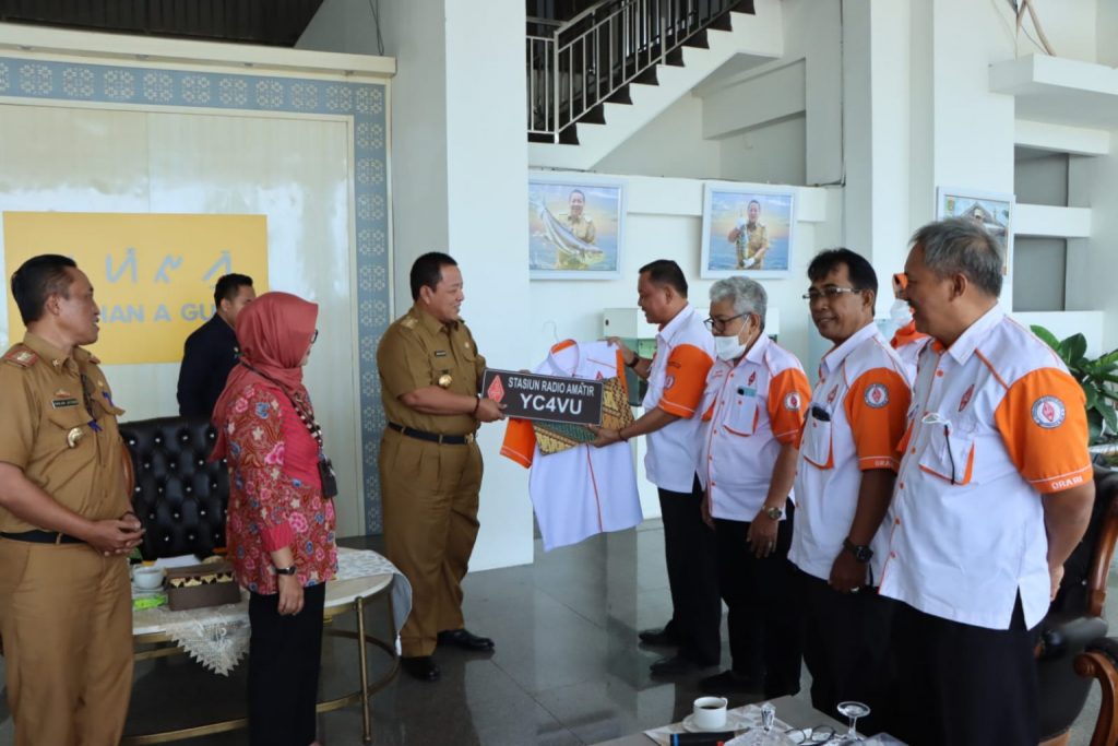 Arinal Djunaidi Terima Callsign, KTA, dan Seragam Orari