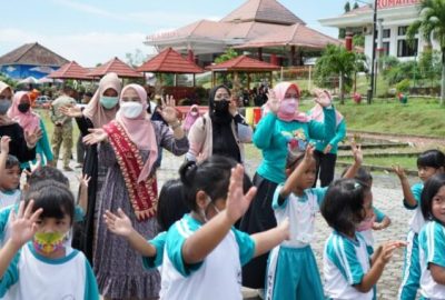 Bunda Winarni Senam Bersama Anak-anak PAUD di Kebun Edukasi Lampung Selatan