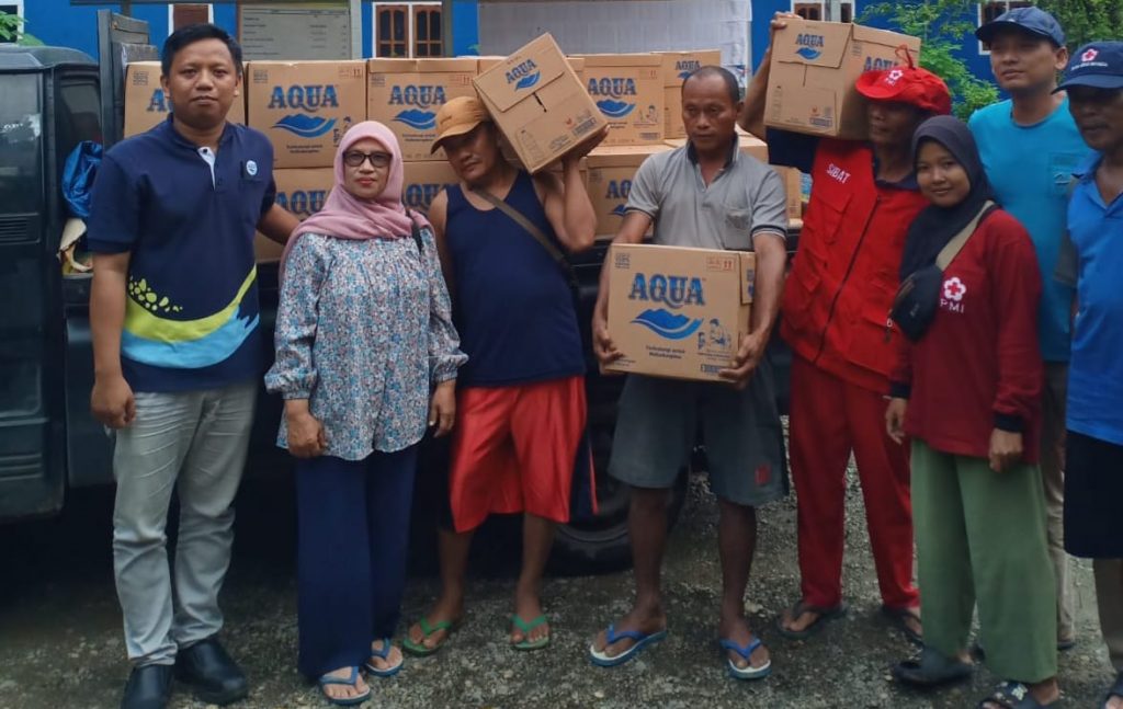 CSR AQUA Berikan Bantuan untuk Korban Banjir di Semaka