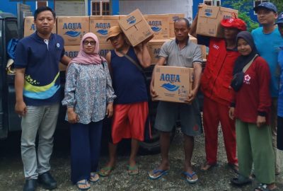 CSR AQUA Berikan Bantuan untuk Korban Banjir di Semaka
