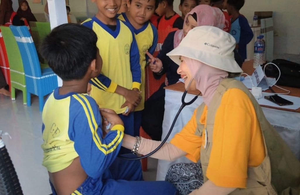 DKP Lampung Bersama Alumni FKUI Gelar Bakti Sosial Pelayanan Kesehatan Bagi Anak dan Nelayan