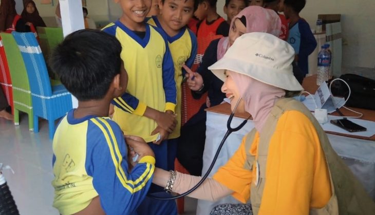 DKP Lampung Bersama Alumni FKUI Gelar Bakti Sosial Pelayanan Kesehatan Bagi Anak dan Nelayan