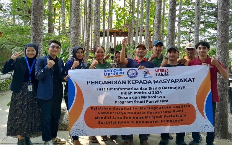 Dosen Pariwisata IIB Darmajaya Berikan Pelatihan Hospitality pada Staff Agrowisata BMJ