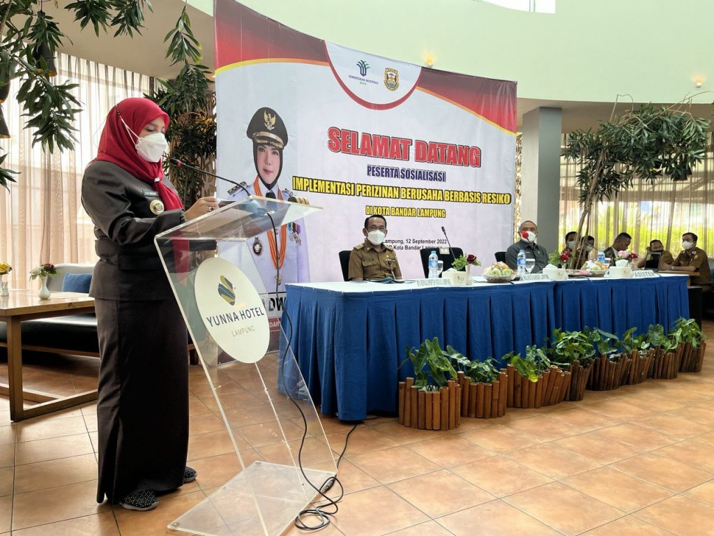 Eva Dwiana Buka Acara Sosialisasi Implementasi Perizinan Berusaha Berbasis Resiko di Yunna Hotel, Bandar Lampung, Senin (12/9).