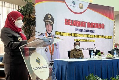 Eva Dwiana Buka Acara Sosialisasi Implementasi Perizinan Berusaha Berbasis Resiko di Yunna Hotel, Bandar Lampung, Senin (12/9).