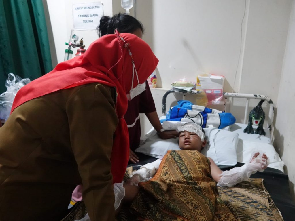 Eva Dwiana Jenguk Korban Kebakaran Kelurahan Durian Payung