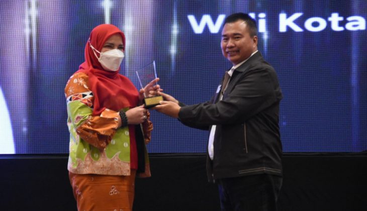 Eva Dwiana Terima Tenghargaan dari SMSI Lampung