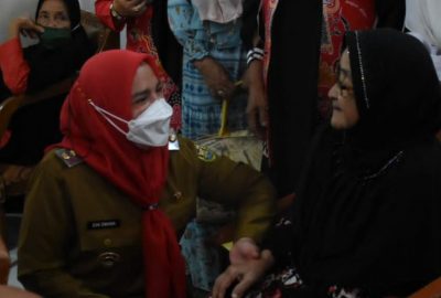 Bunda Eva Serahkan Bantuan Biaya Transit 1.303 Calon Haji