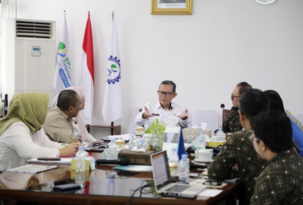 Fahrizal Darminto Pimpin Rapat Persiapan Pemberian Penghargaan Paritrana Award 2023