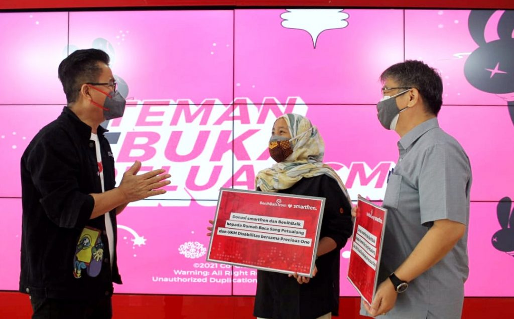 Penyerahan donasi secara simbolis oleh Djoko Tata Ibrahim, Deputy CEO Smartfren