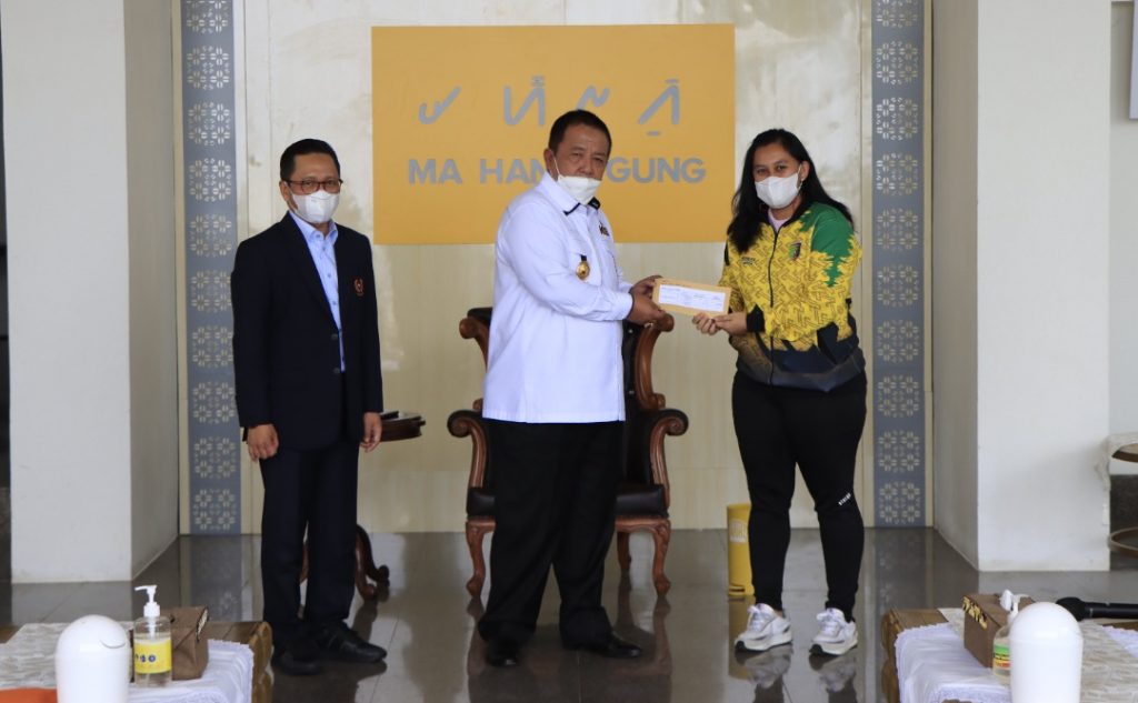 Gubernur Arinal Djunaidi Serahkan Bonus Atlet Peraih Medali PON XX