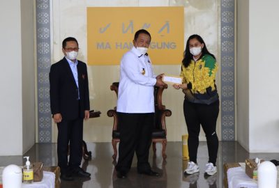 Gubernur Arinal Djunaidi Serahkan Bonus Atlet Peraih Medali PON XX