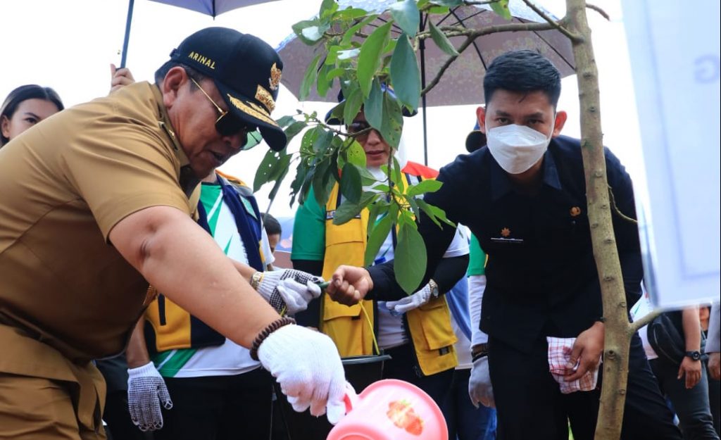 Gubernur Arinal Djunaidi Tanam Pohon pada Peringatan Hari Bakti ke-77 PUPR
