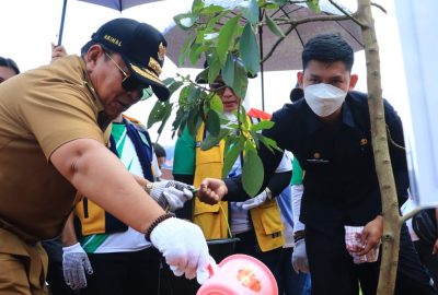 Gubernur Arinal Djunaidi Tanam Pohon pada Peringatan Hari Bakti ke-77 PUPR