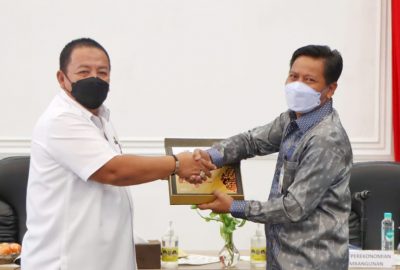 Gubernur Arinal Orang Pertama di Lampung yang Melihat Uang Rupiah Kertas Emisi Tahun 2022
