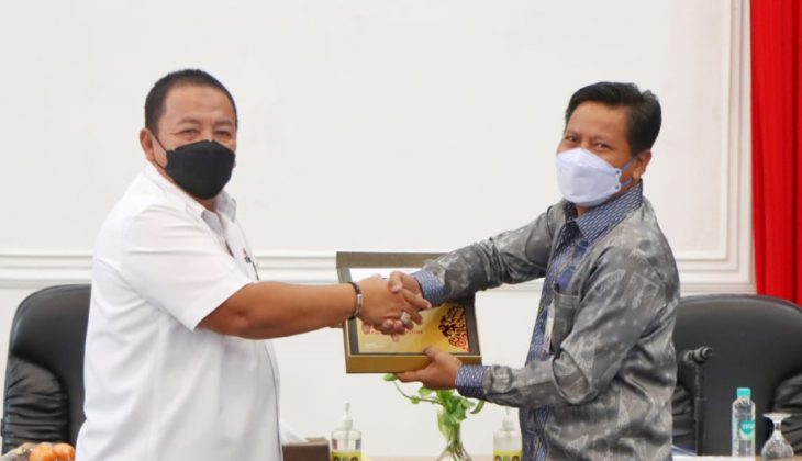Gubernur Arinal Orang Pertama di Lampung yang Melihat Uang Rupiah Kertas Emisi Tahun 2022