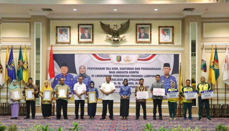 Gubernur Arinal Serahkan Tali Asih, Santunan, dan Penghargaan bagi Anggota Korpri di Lingkungan Pemprov Lampung
