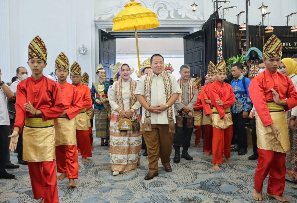 Gubernur Bersama Ketua Dekranasda Provinsi Lampung Buka Lampung Craft 2022