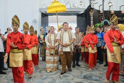 Gubernur Bersama Ketua Dekranasda Provinsi Lampung Buka Lampung Craft 2022