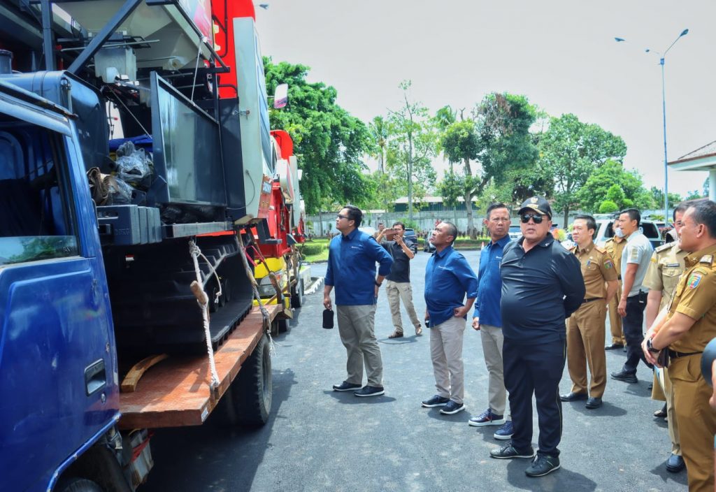 Gubernur Terima 2 Unit Combine Harvester dan 1 Unit Mobil Ambulan VIP dari PTBA