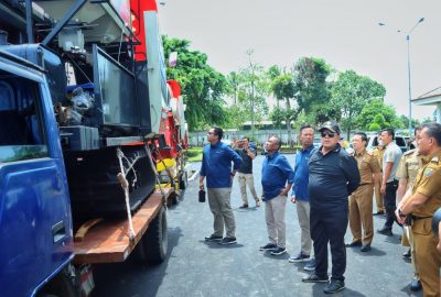 Gubernur Terima 2 Unit Combine Harvester dan 1 Unit Mobil Ambulan VIP dari PTBA
