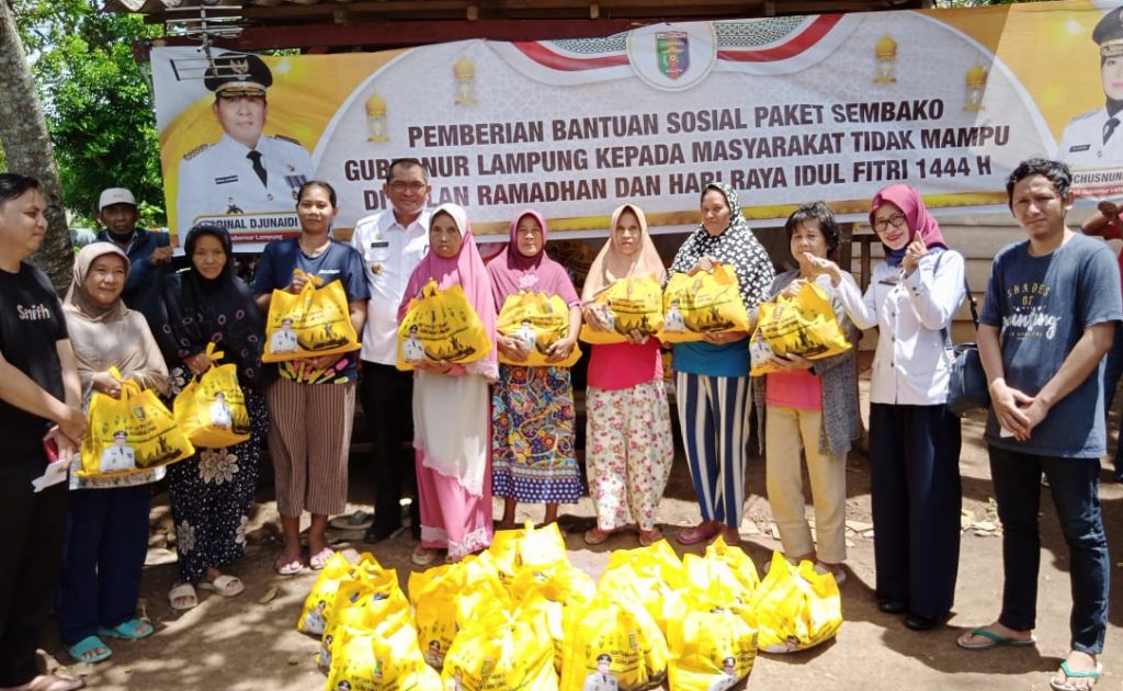 Gunernur Lampung Berikan Sembako Untuk Masyarakat Tidak Mampu di Kelurahan Negeri Olok Gading
