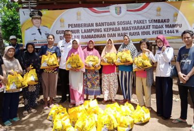 Gunernur Lampung Berikan Sembako Untuk Masyarakat Tidak Mampu di Kelurahan Negeri Olok Gading