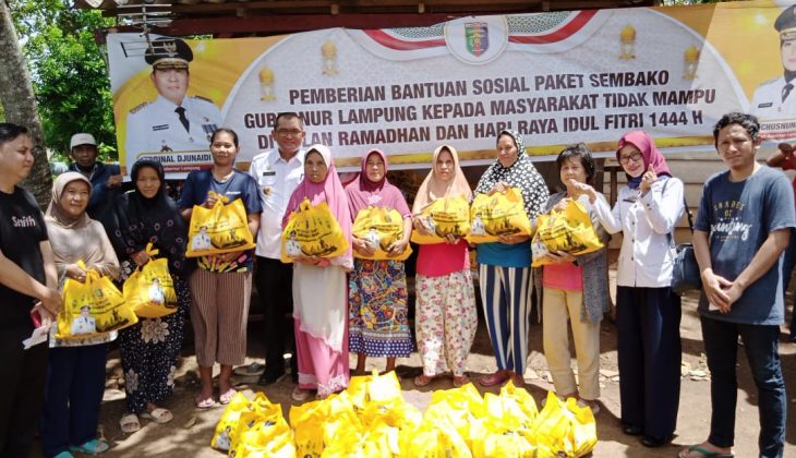Gunernur Lampung Berikan Sembako Untuk Masyarakat Tidak Mampu di Kelurahan Negeri Olok Gading