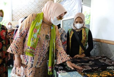 Ketua Dekranasda Lampung Tinjau Mini Exhibition Hari Batik