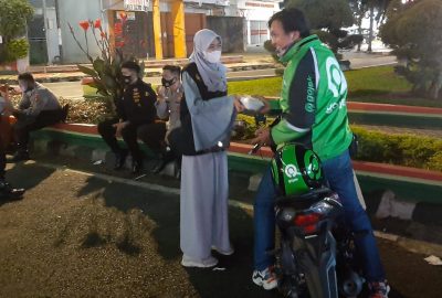 Aksi Ronda Malam ACT Bandar Lampung Bagikan Paket Makanan ke Pekerja Informal