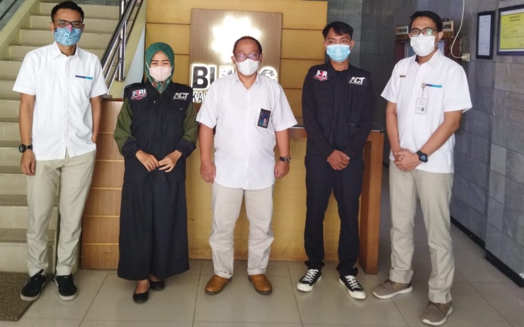 Salurkan Zakat Profesi Karyawan, Perum Bulog Lampung Bagikan Paket Sembako melalui ACT Bandar Lampung