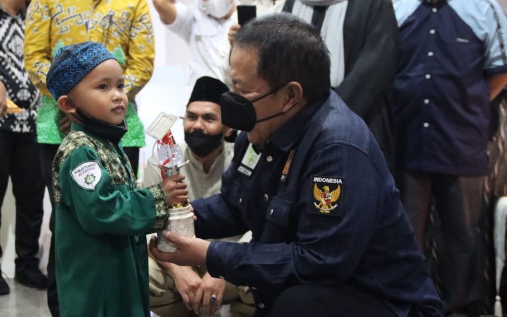 Gubernur Arinal Djunaidi Derahkan Hadiah Lomba Adzan dan Tahfidz Quran