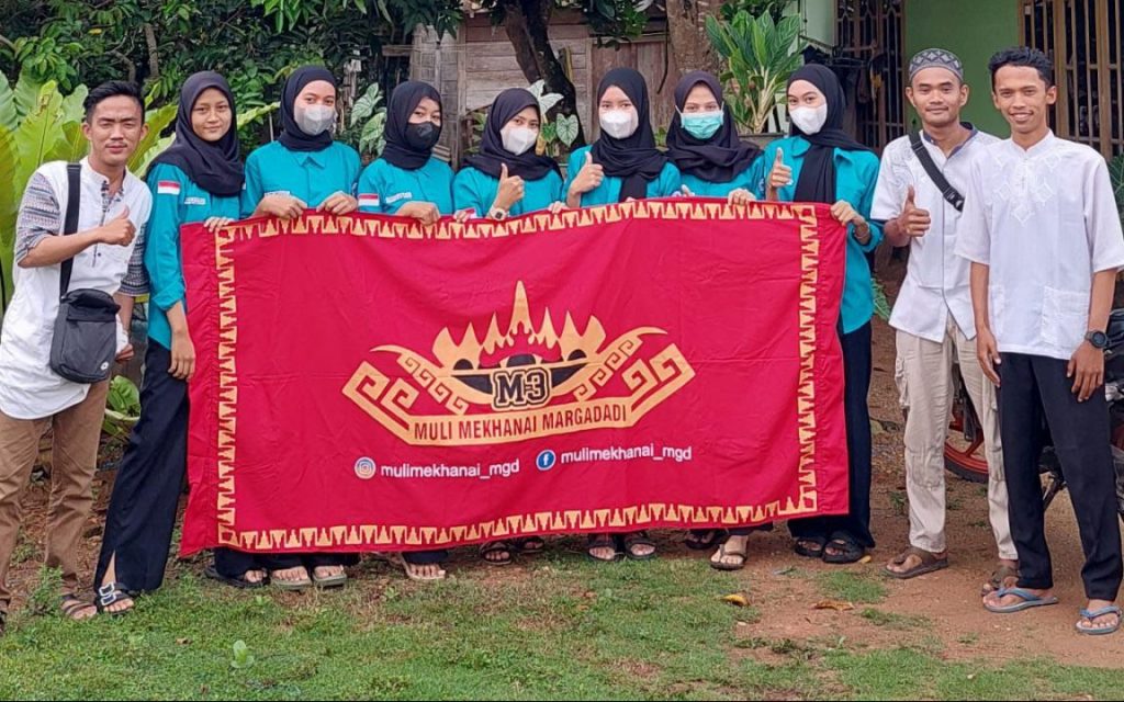 Muli Mekhanai Margadadi Bagikan Takjil untuk Masyarakat dalam Perjalanan