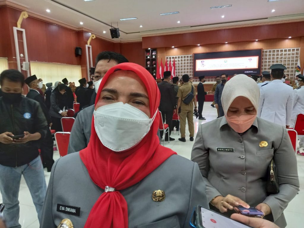 Foto Walikota Bandar Lampung Eva Dwiana saat diwawancarai || Foto Ist