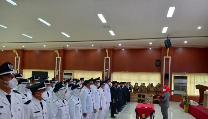 Walikota Eva Dwian saat melantik Pejabat dan Administrator di Gedung Semergou || Foto ist